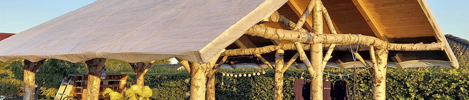 Overdækning med rå birkestammer Overdækning med rå birkestammer